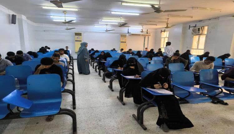 644 طالبًا وطالبة يختتمون امتحانات الفصل الأول بكلية الصيدلة بجامعة عدن.