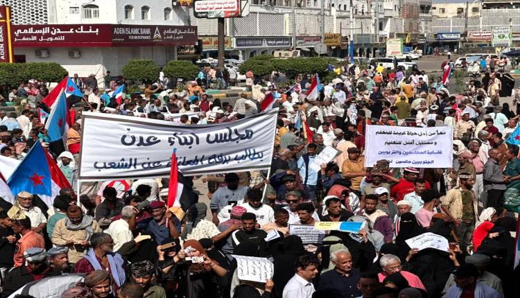 صور... حشود مهيبة في ساحة العروض رفضا لتردي الاوضاع المعيشية بعدن