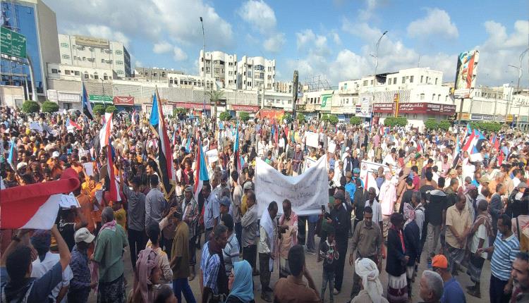 بالصور.. الآلاف يتوافدون إلى ساحة العروض بعدن للمشاركة في “مليونية نزع الحقوق”