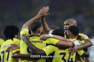 اتحاد جدة يطارد الهلال باكتساح الرائد